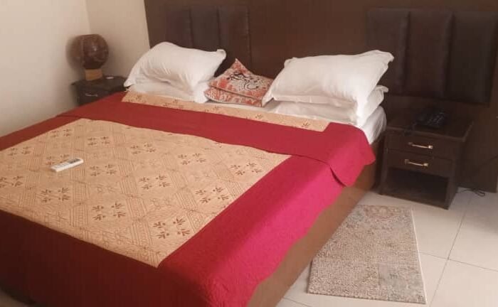 Chambres single avec baignoire au Nord Cameroun - hotellatourdargent